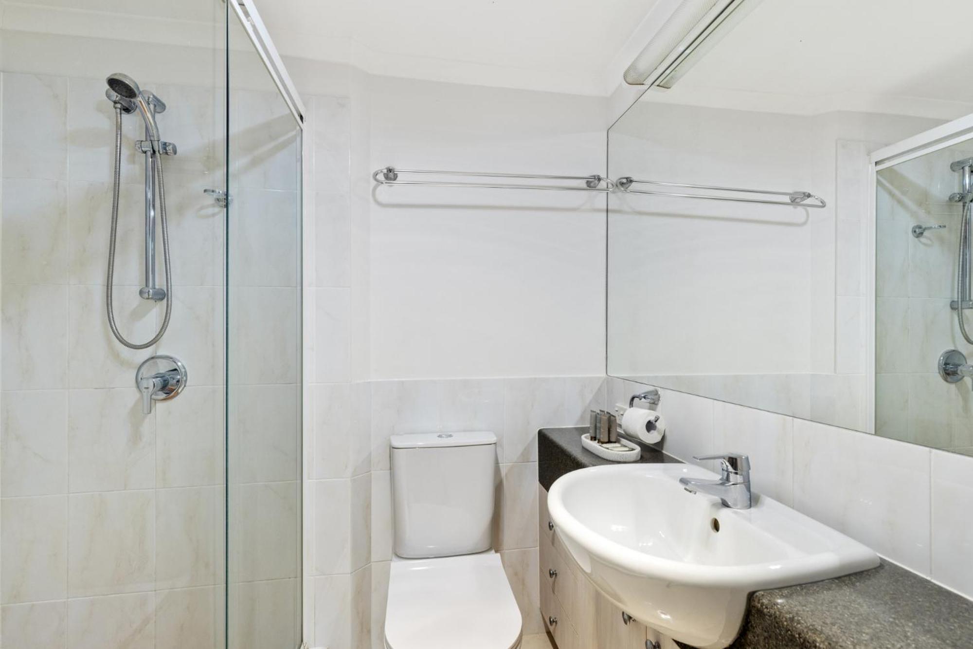 South 2-bed With Views & Parking Apartment *