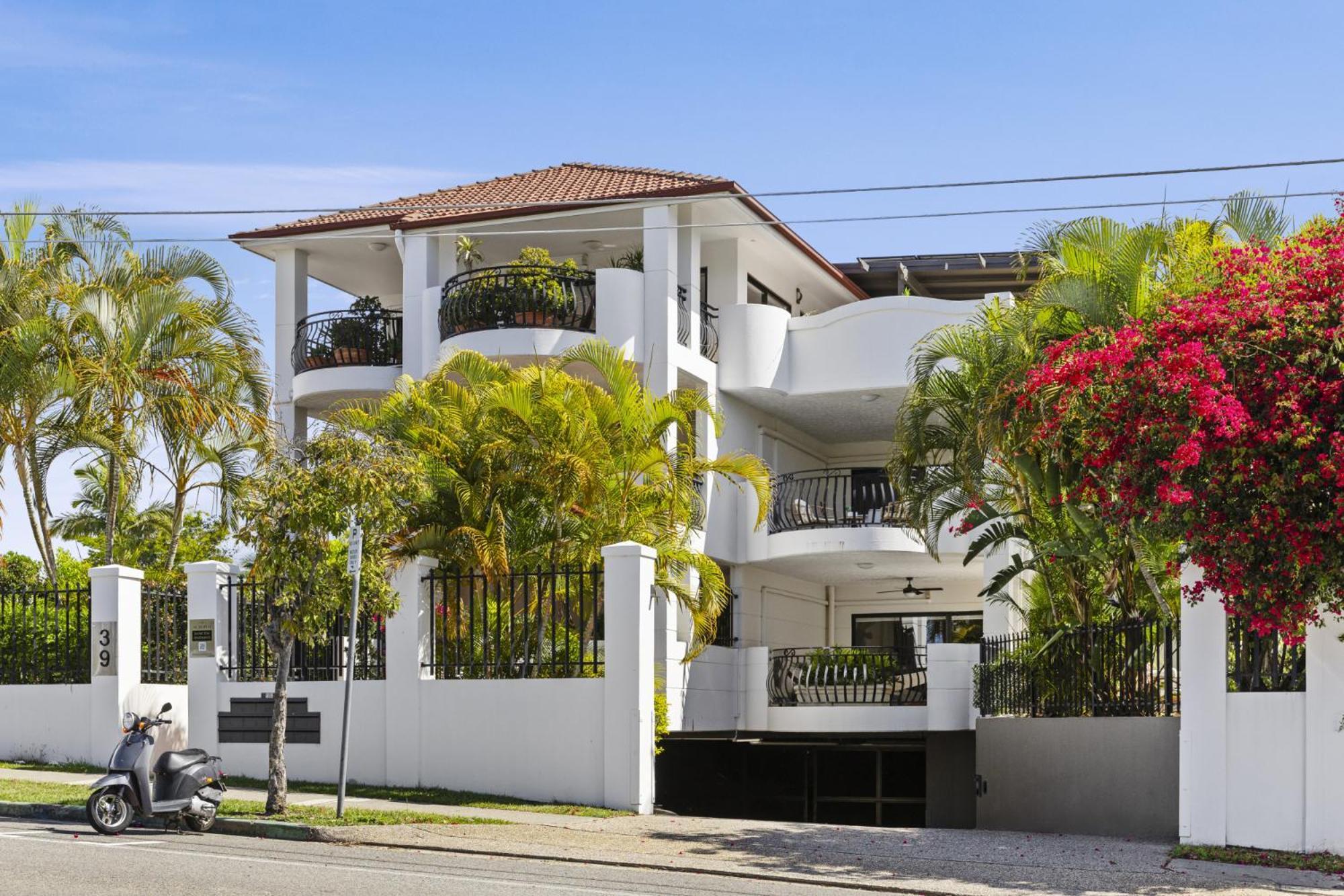 South 2-bed With Views & Parking Apartment Brisbane