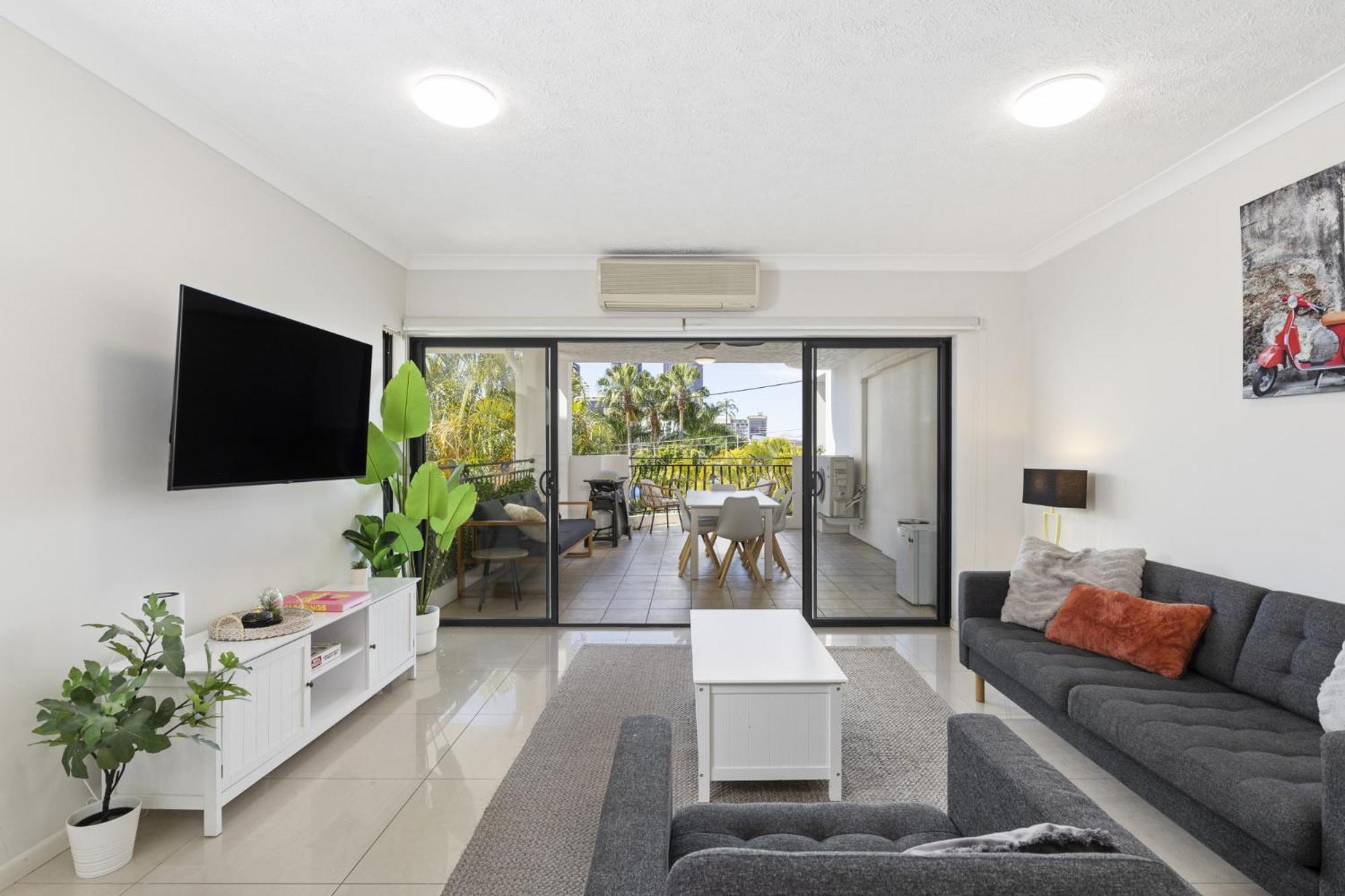 South 2-bed With Views & Parking *