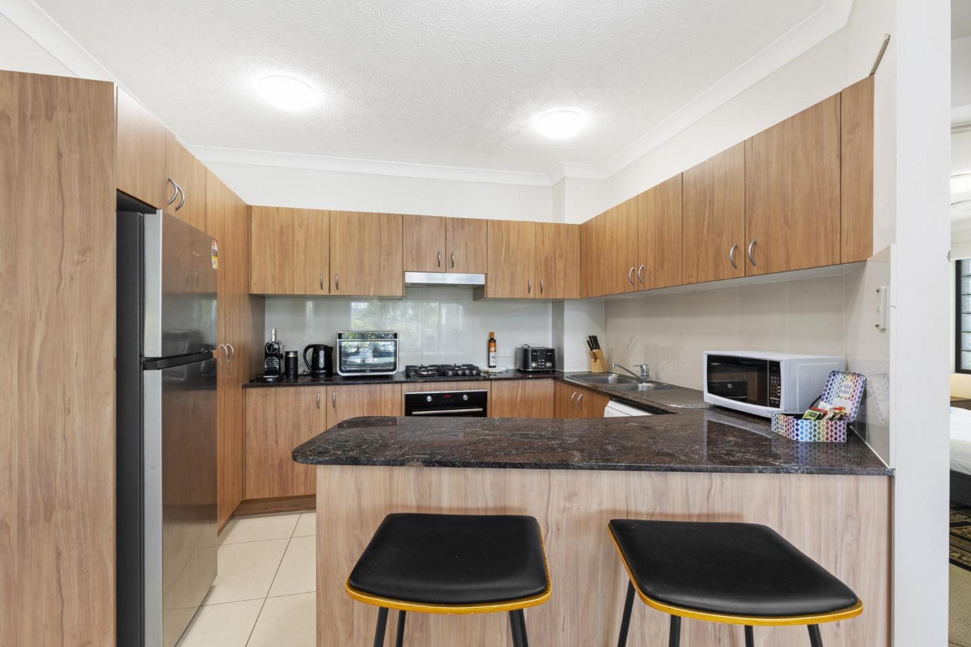 South 2-bed With Views & Parking Apartment *